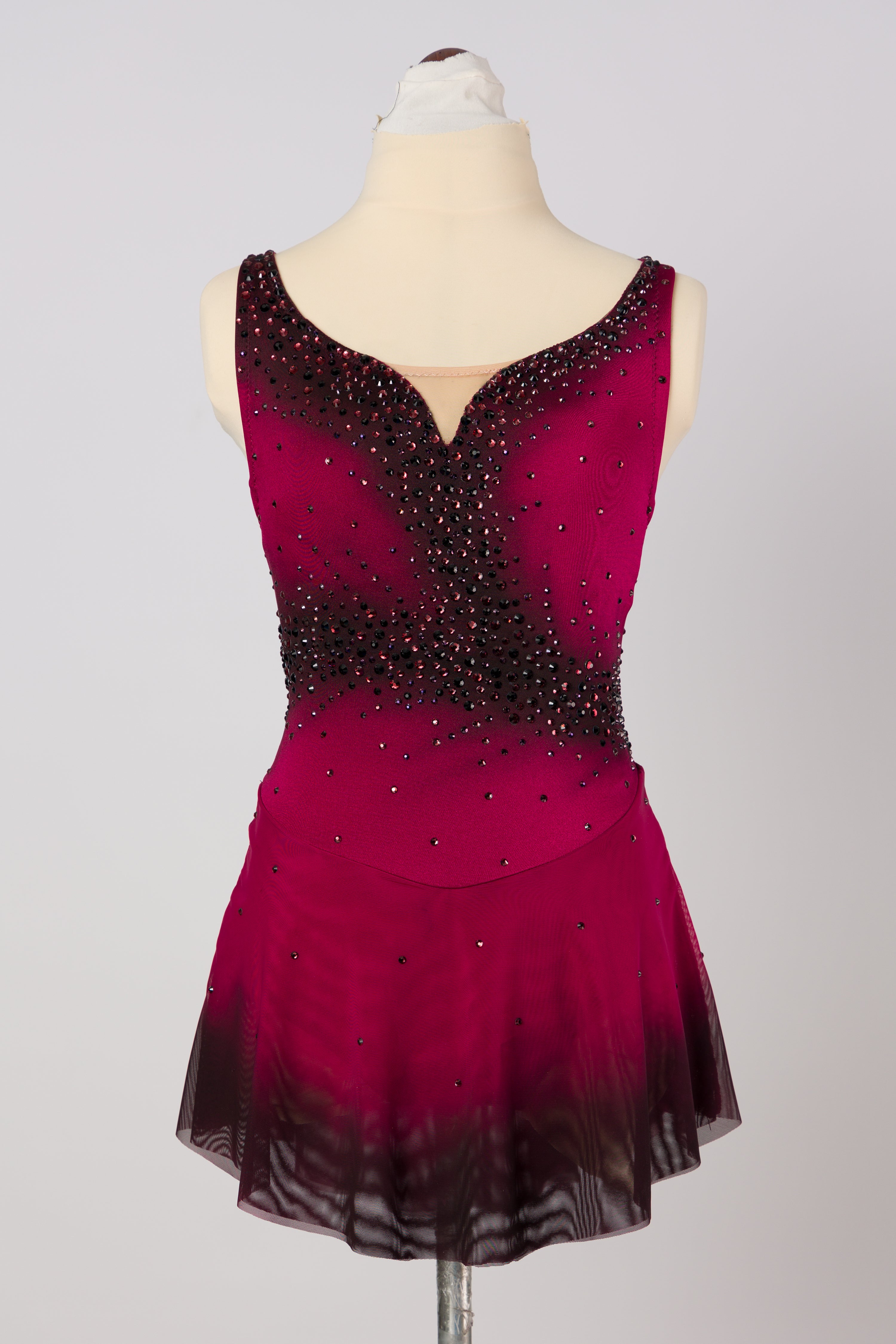 Wine-colored figure skating dress with black airbrushing, sleeveless, double-layer mesh skirt